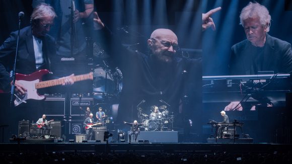 ImagenRetro's tweet image. Tras 54 años de carrera, Phil Collins se despide de los escenarios en un último concierto junto a Genesis, debido a problemas de salud. Gracias por todo genio.