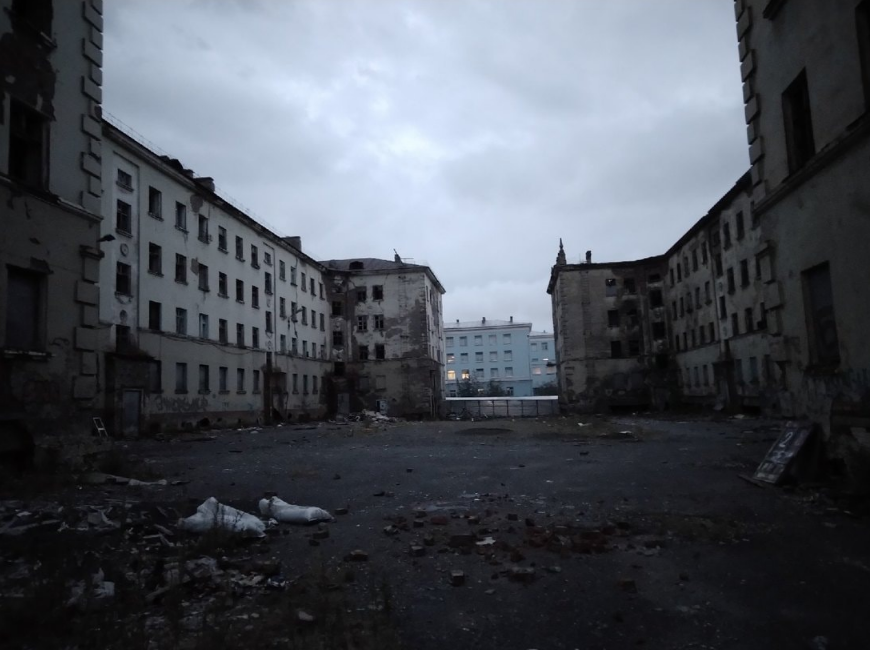 For those who say "but Russian GDP is so high!" or "but average wealth is bigger than in Ukraine!" Guys, this is Norilsk, the home of world biggest nickel producer. 177,000 ppl live in Norilsk. The owner of NorNickel Prokhorov has $11bn wealth. This makes $62,000 per person, aha.