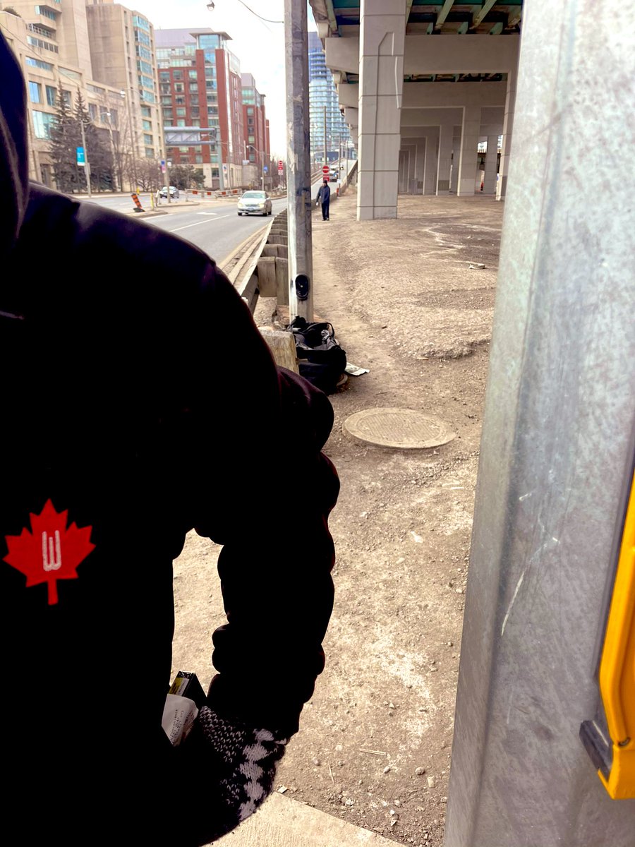 nejsnave's tweet photo. brutal day outside. asked ray how he was doing "i don't even know anymore" + threw up his hands in despair. panhandling is generating 25% of last year. Dropped off food with he and Sophie. 💔 it's cold, please help ppl you see outside w coffee cards or TTC fare. 🙏 #Toronto https://t.co/WSRZsU9GR6