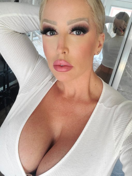 Went a bit heavy on the eyeshadow, had some fun with lashes. 😊 https://t.co/FqDcscKMIM