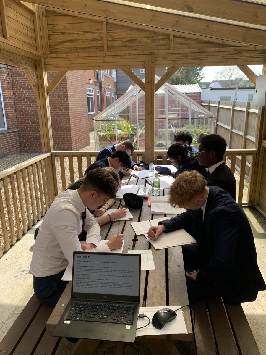 fayeaffleck's tweet photo. Year 12 making the most of a couple of hours of sunshine today in the outdoor classroom 🌎☀️ @DartfordGS @dgs_geography https://t.co/LUtYrQSX2s