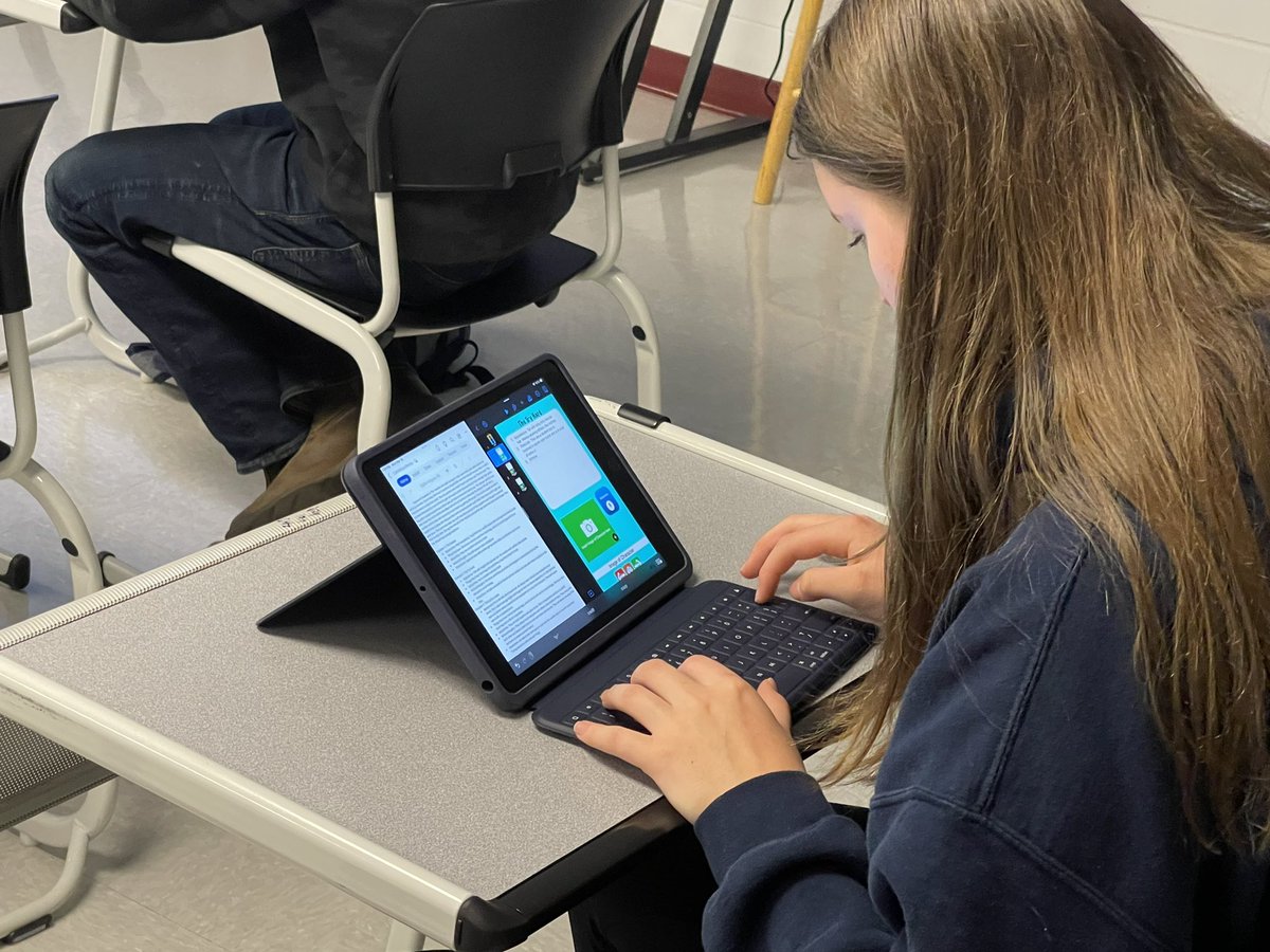 WorcesterinTech's tweet image. Working with Mr. Nathan and @SHHSEagles as they dive into satire with Canterbury Tales. #keynote