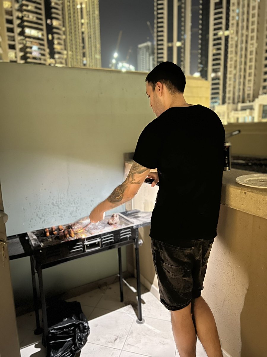 Valentingorbala's tweet photo. Activando ese asado en dubai pai https://t.co/0G2cGwtwsx