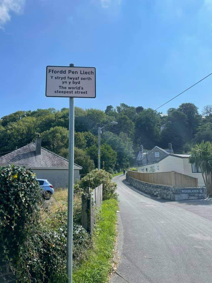 KatieLHannah's tweet photo. A so called friend thought this was a good Christmas present ...so on Saturday I ran up a very big hill in Harlech with the Mr 😳🤣2k of hell and 4k of normal running!  #neveragain #ihatehills #hilltraining #running #alwaysaimhigh @aahevents https://t.co/8I2koazsbz