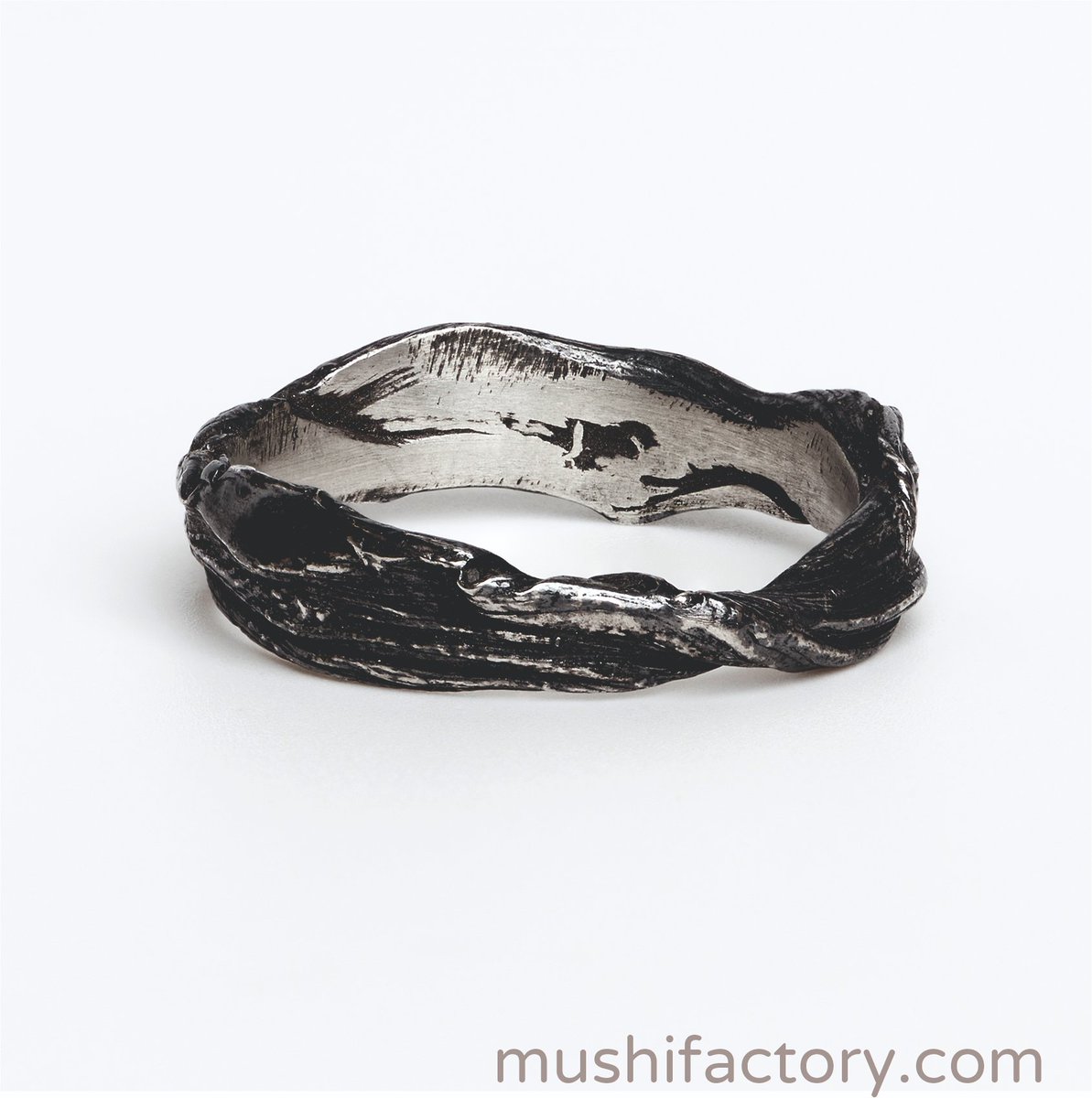 mushifactory's tweet photo. Os presentamos los Mushi Mitsuro. Anillos en este caso, hechos partiendo de cera, que le confiere una forma orgánica y única. Cada pieza es única e irrepetible.
#Mushifactory #Mitsuro #JoyasÚnicas
Fotos por @mjreyes07 https://t.co/zTNcfSsbd6