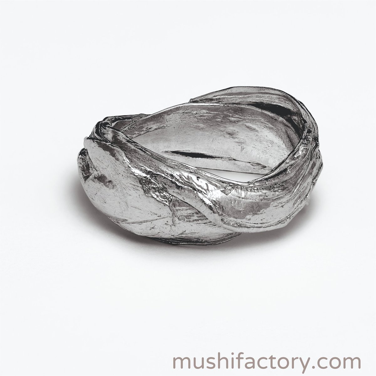 mushifactory's tweet photo. Os presentamos los Mushi Mitsuro. Anillos en este caso, hechos partiendo de cera, que le confiere una forma orgánica y única. Cada pieza es única e irrepetible.
#Mushifactory #Mitsuro #JoyasÚnicas
Fotos por @mjreyes07 https://t.co/zTNcfSsbd6