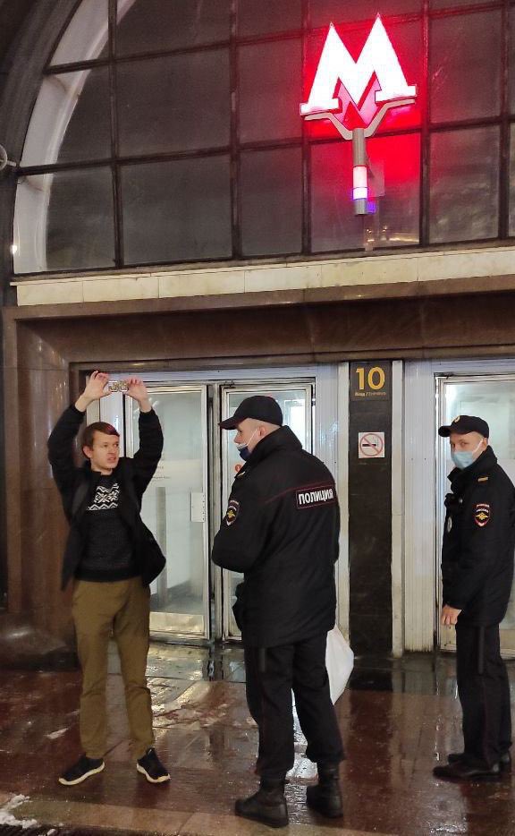 SobolLubov's tweet photo. В Москве мужчина вместо плаката использовал для пикета карту «МИР». Полицейские в замешательстве, такого ещё не видели🤷‍♀️ https://t.co/u1elPF7Ntn