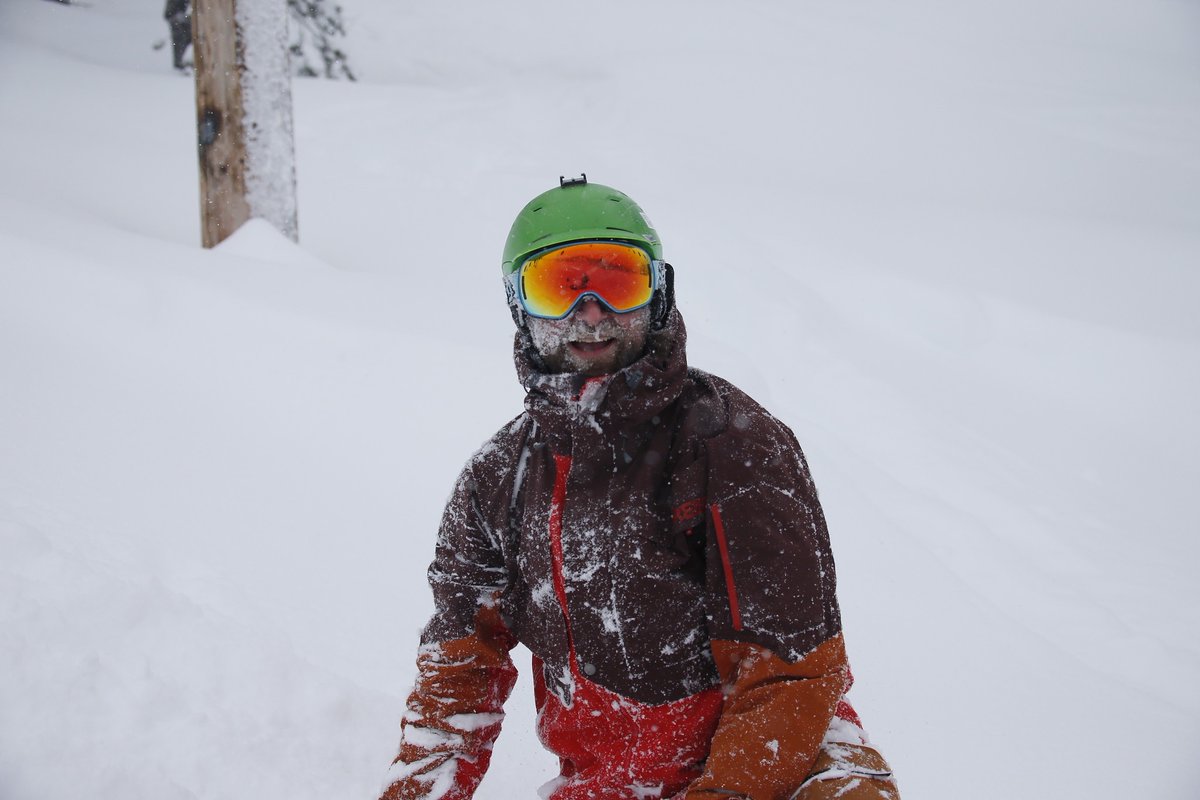 Welcome to SPRING hood riders! ☀
Just a reminder that we are now closed midweek and will be open April 2nd, 3rd, 9th and 10th from 9am to 4pm. 

Come get those last minute turns in before the end of our season!