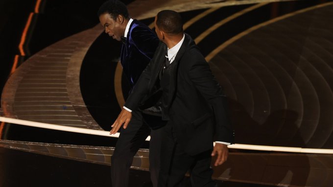 MAMeheraz1's tweet photo. What will Smith has done is right to me. Chris shouldn't joke intensively about Smith's wife. Smith has great respect for his wife, which has been proved.
What's your opinion?
#Smith #SmithvsRock #SmithSnapped #ChrisRock #SmithSlap https://t.co/FYVX4ZJzt0