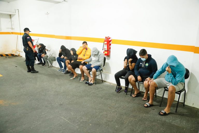 tendenciaporque's tweet photo. "Derecho UNA":

Porque desbarataron una banda de narcotraficantes que estaba conformada por estudiantes de Derecho UNA. Movían alrededor de 140 mil dolares al mes con la venta de cocaína, crack y marihuana. https://t.co/RnAzJzzhKY