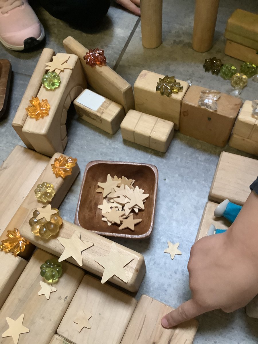 JBrentECE's tweet photo. L, N, E: Come see!
Descriptions ensue.
T: I wonder about making labels for the areas. 
L: I’m making pool!
E: I’m making hot tub!
N: I’ll do kitchen!
T (listening to them support each other’s spell-by-sound): I’m excited for everyone to see you’re amazing work!
#AuthenticLiteracy https://t.co/Ibs9BbbqVQ