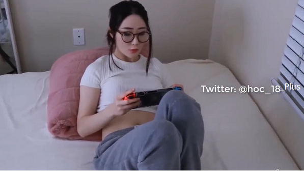 Chả là bà chị đang mải mê chơi game thế nhưng thằng em thì cứ quẩn quanh làm phiền.
Thế xong rồi bà chị liền bảo là chị cho em đụ thì đừng có làm phiền chị đang chơi game nữa nhé. 
Bản Full VietSub.
LINK FULL : link1s.com/FullVietsubChi…