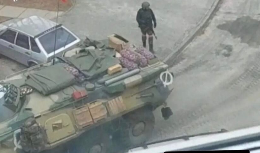 A recent photo: Russian army in Ukraine has looted some potato (the IFV has tactical marks of Russian army). Thank you for this photo  @visegrad24