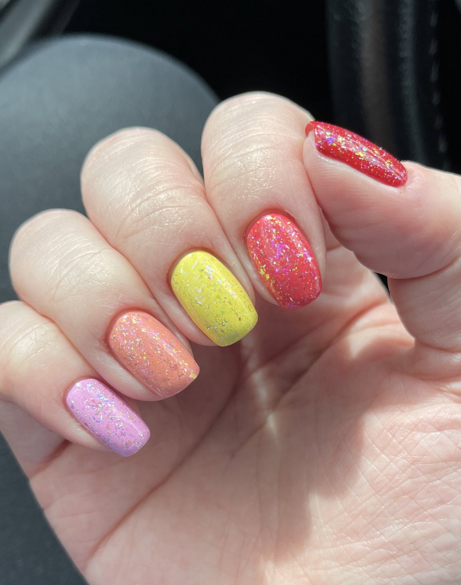 Bethsnailss's tweet photo. 1 yr + 23 weeks. I wanted to do some spring/summer vibes this week. Kinda has a Hawaiian shirt feel to it. 🌺🌸

@holotaco
Banana Hacks
Left on Red
The Floor is Guava
One Mellon Followers
What Do You Pink?
Everything Taco

#maniology
Straight Up Black https://t.co/4y9neT410q