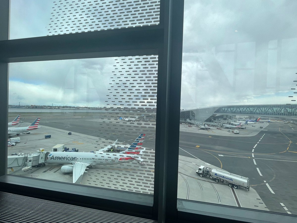 neverpolyester's tweet photo. If you ever feel stressed at work, tune into LGA tower on https://t.co/YNQXZueSnI on any given day. Really nice reminder of the incredible work done in ATC, especially at a mad house airport with intersecting active runways like LGA https://t.co/RBZZYbeQiX