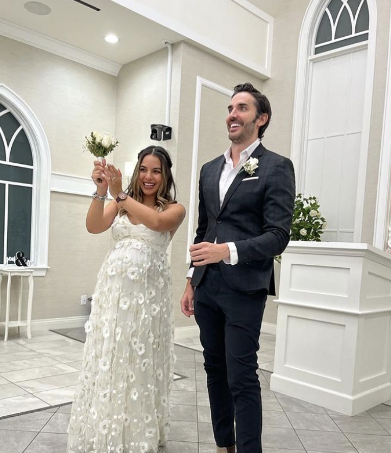 marygomezponcet's tweet photo. El conductor @Pedroprietotv y su pareja @titijaques compartieron su boda intima en Las Vegas, Nevada. Vivan los novios, quienes esperan su primer hijo. #boda #babyabordo #secasaron #LasVegas https://t.co/Ys53hZBbwh