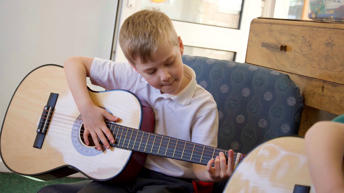 wecreatemusic_'s tweet photo. Delivered by highly experienced teachers, our musical instrument courses can get anyone playing in no time! Here's one of the year 2s at Goosnargh Oliverson's playing one of their first chord songs. https://t.co/xiOx1mFqyD