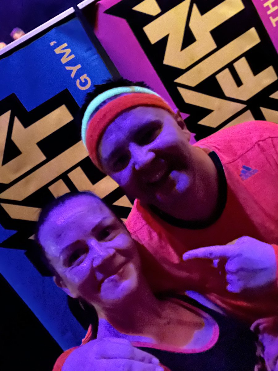 Marie_L_Hall's tweet photo. Awww got to meet an idol tonight. He looked well cool in his fluorescentβs π€π€£ thanks for taking us through #RavinFit @stevetheweaveid while @DjLeeButler works on his tan ππ» @InDemandRadioUK
600 calorie burn that was ! https://t.co/QbLLu2MBvT