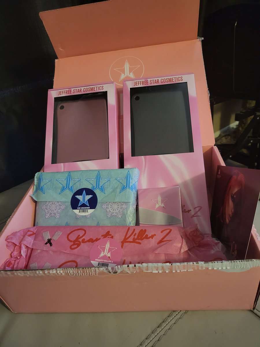 RachelBurris11's tweet photo. @JeffreeStar It came and the mirrors are freaking to die for my oldest thought I was walking around with a real cleaver lol 😆 https://t.co/QaYkae289f