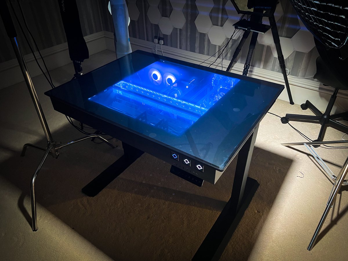 Mrwhosetheboss's tweet photo. In case you missed it...@NovatechLtd turned my Desk into one of the highest spec computers that money can buy...but that's not even the coolest part of it...

https://t.co/KTs2gCa71q https://t.co/EpbxIpNm3i