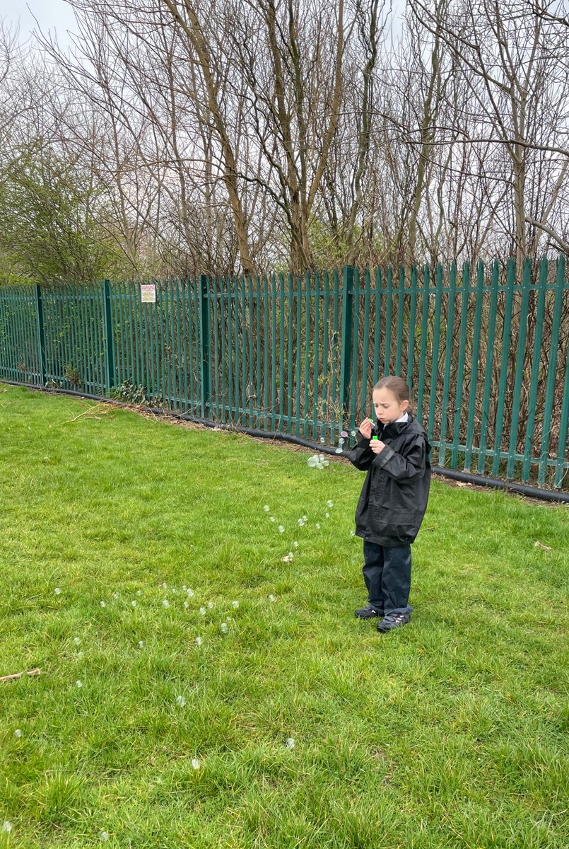 MrsBatemanFS's tweet image. Year 3 investigated the wind through the use of bubbles for a Crest Award today and year 5 enjoyed making a campfire and some special treats.  @UnityBlackpool @CRESTAwards