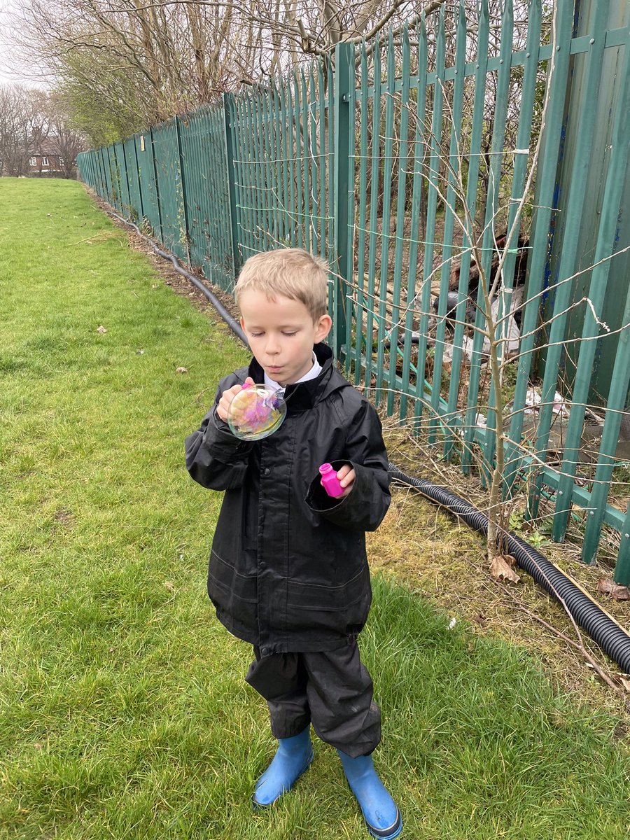 MrsBatemanFS's tweet image. Year 3 investigated the wind through the use of bubbles for a Crest Award today and year 5 enjoyed making a campfire and some special treats.  @UnityBlackpool @CRESTAwards