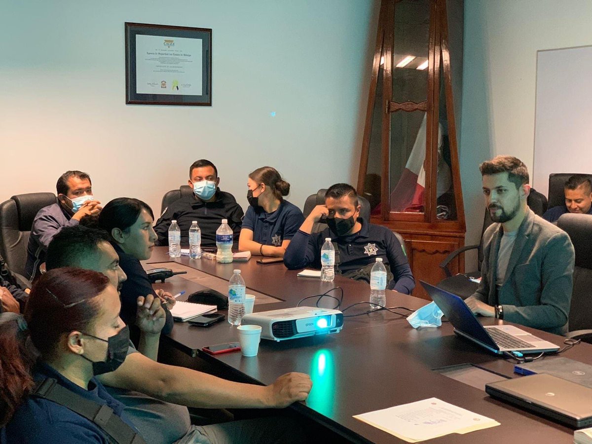 CBPEHidalgo's tweet photo. La coordinación entre autoridades primarias es fundamental para la localización de Personas Desaparecidas y No Localizadas, es por ello que la #CBPEH capacitó a la @SSP_Hidalgo en materia de actuaciones con base en el Protocolo Homologado de Búsqueda.

#TodosEnLaBúsqueda https://t.co/Pc45QINWVu
