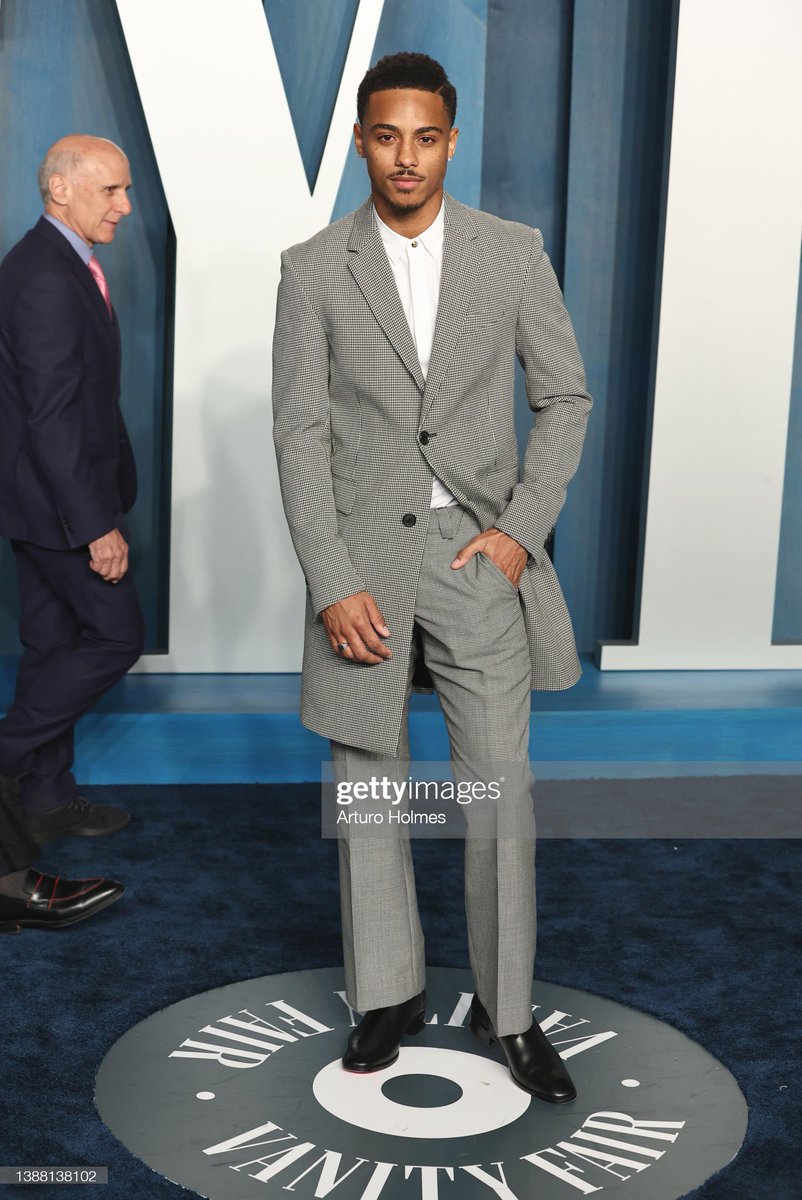 KeithPowersT's tweet photo. Keith Powers at the 2022 Vanity Fair Oscar Party yesterday. https://t.co/k25NVUNZg0