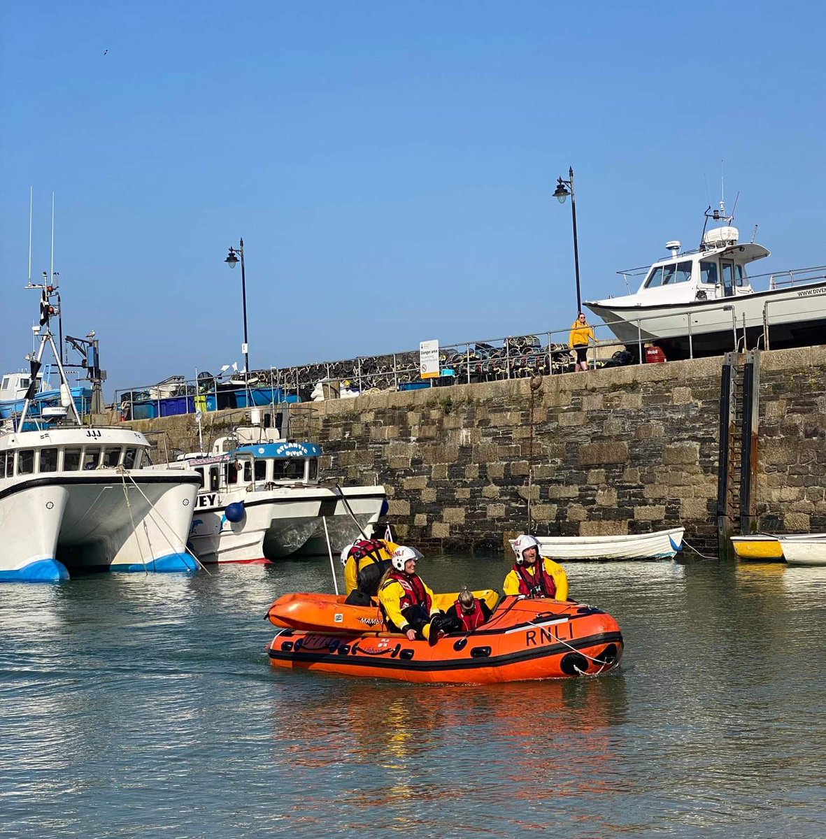 Our <a href="/RNLI/">RNLI</a> volunteers were called Sunday to a woman in difficulties on a kayak in a moderate offshore breeze, after her companion had raised the alarm by calling 999 for the Coastguard using a mobile phone stored in a waterproof case. ⬇️ facebook.com/12864046719447…

📷 Em Gallagher