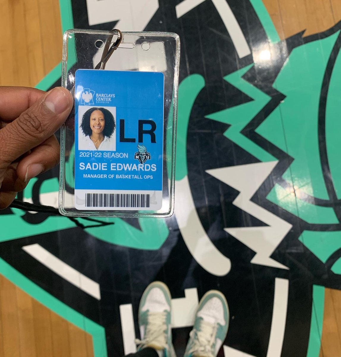 sadieannedwards's tweet photo. some news ⬇️⬇️⬇️

next chapter: manager of basketball operations + video coordinator for @nyliberty 🗽✨ https://t.co/8LkxJREGJs