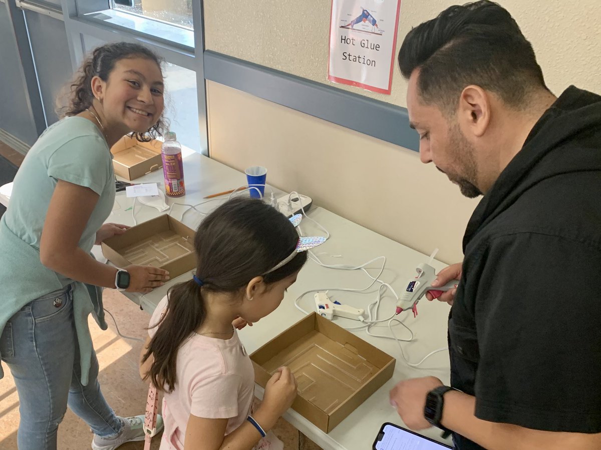 SeanTheBossXx's tweet photo. Last week’s School Maker Faire was electric with enthusiastic students sharing their maker journey with all to see! @makerfaire @CentralUSD @FresnoPARCS @FCPL #makerspace #mymakerspace #student #community https://t.co/0Bl0MyG0uP