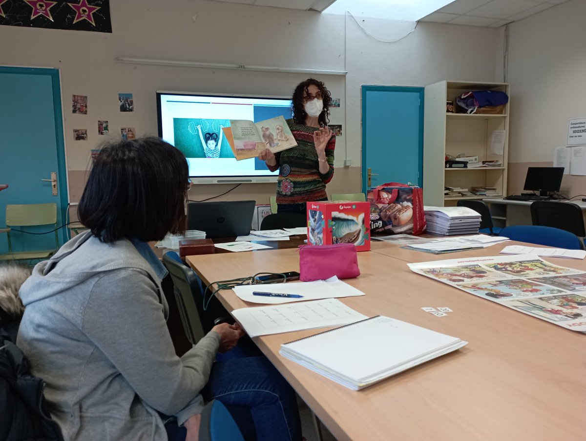 profebiolgeol's tweet photo. El la última sesión del curso #LifeInEnglish @alonsoberruguet con Kathryn Escribano han aprendido variedad de juegos y actividades para trabajar phonics, vocabulario, gramática, etc. y todas las destrezas. Y han conocido infinidad de libros como recursos en el aula #FormacionCyL https://t.co/ia9qUmQhIX