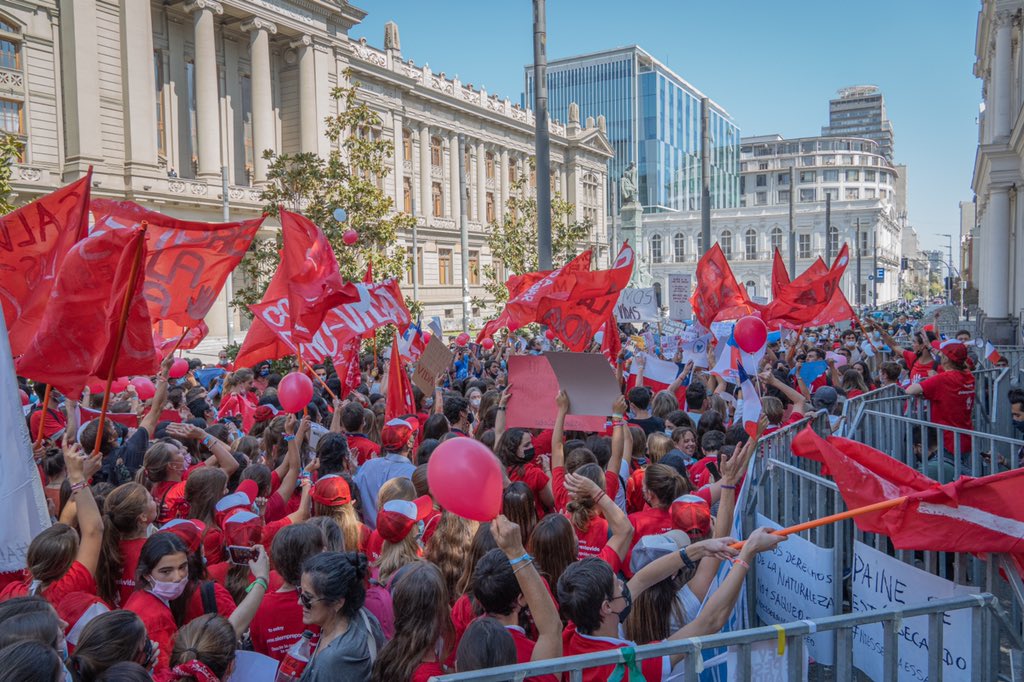 siemprexlavida's tweet photo. Agradecemos a las cientos de personas que nos acompañaron hoy afuera de la Convención Constitucional a exigir una #ConstitucionProVida para Chile. Seguimos firmes trabajando por un Chile pro mujer, pro niño y pro vida 🖐🏻. https://t.co/HubWrBL0id