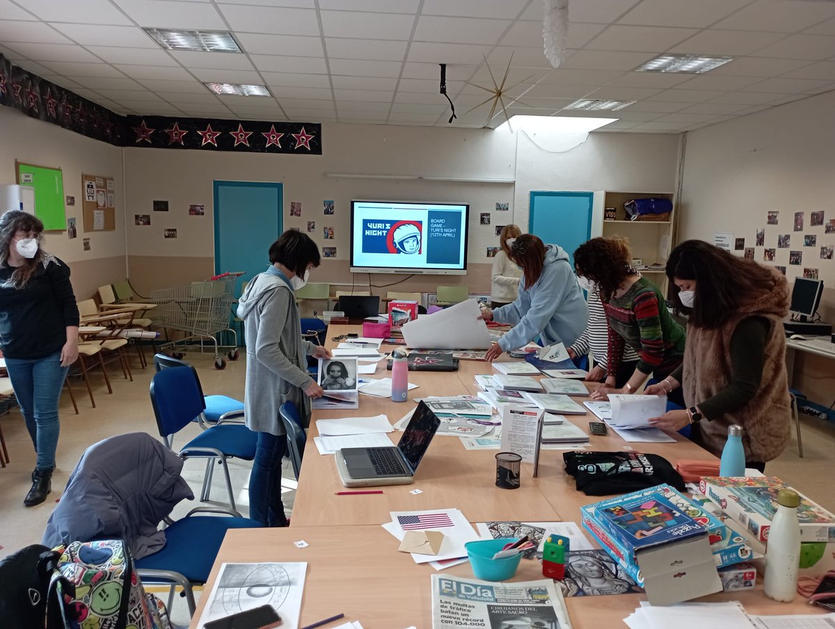 profebiolgeol's tweet photo. El la última sesión del curso #LifeInEnglish @alonsoberruguet con Kathryn Escribano han aprendido variedad de juegos y actividades para trabajar phonics, vocabulario, gramática, etc. y todas las destrezas. Y han conocido infinidad de libros como recursos en el aula #FormacionCyL https://t.co/ia9qUmQhIX