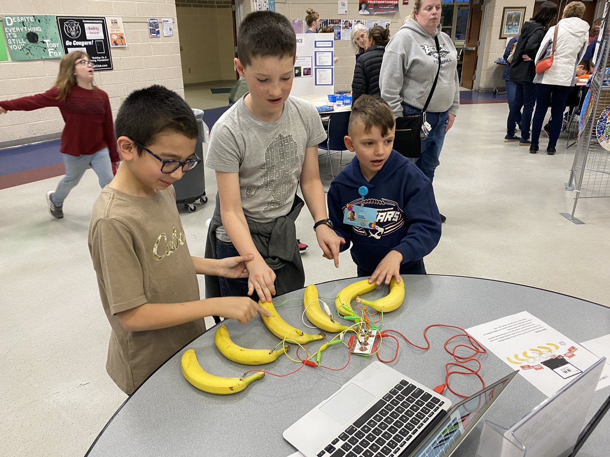 MGruber0424's tweet photo. What an amazing #STEAM night this weekend! Thank you to all of our @KutztownASD families for coming out! @miss_mease and I loved showcasing Makerspace tools we use with the engineering design process! @GESKASD @barnesdeborah https://t.co/9pLHIaeiCC