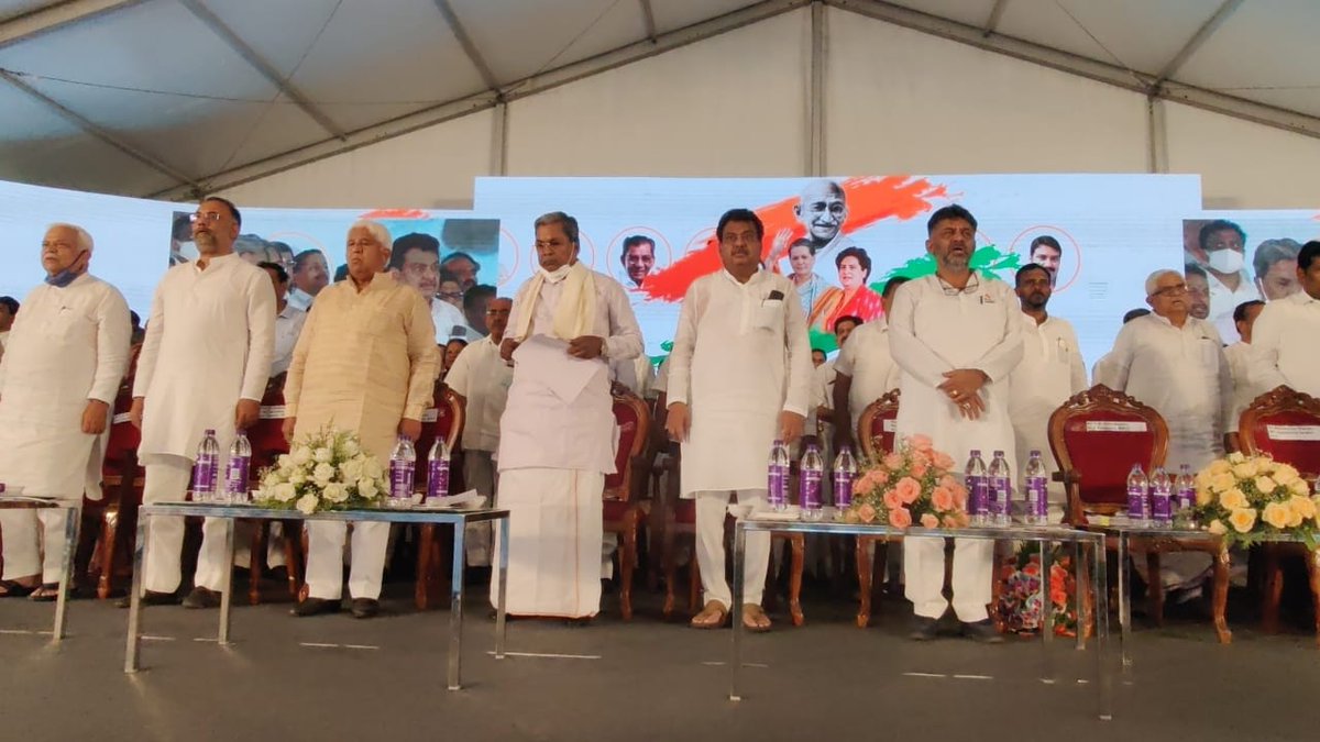 INCBangaloreSo1's tweet photo. ಕರ್ನಾಟಕ ಪ್ರದೇಶ ಕಾಂಗ್ರೆಸ್ ಪ್ರಚಾರ ಸಮಿತಿಯ ಅಧ್ಯಕ್ಷರಾಗಿ ಎಂ.ಬಿ ಪಾಟೀಲ್ ಅವರು ಬೆಂಗಳೂರಿನಲ್ಲಿ ಸೋಮವಾರ ಪದಗ್ರಹಣ ಮಾಡಿದ ಸಂದರ್ಭ https://t.co/u0sKT6fSGZ
