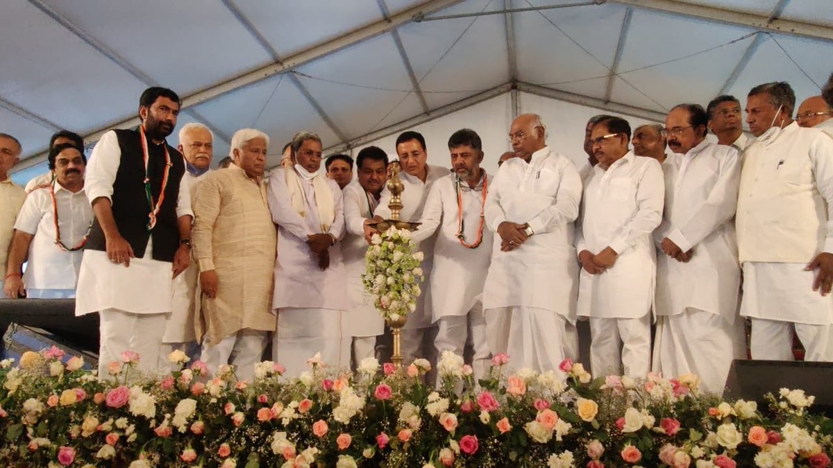 ಕರ್ನಾಟಕ ಪ್ರದೇಶ ಕಾಂಗ್ರೆಸ್ ಪ್ರಚಾರ ಸಮಿತಿಯ ಅಧ್ಯಕ್ಷರಾಗಿ ಎಂ.ಬಿ ಪಾಟೀಲ್ ಅವರು ಬೆಂಗಳೂರಿನಲ್ಲಿ ಸೋಮವಾರ ಪದಗ್ರಹಣ ಮಾಡಿದ ಸಂದರ್ಭ