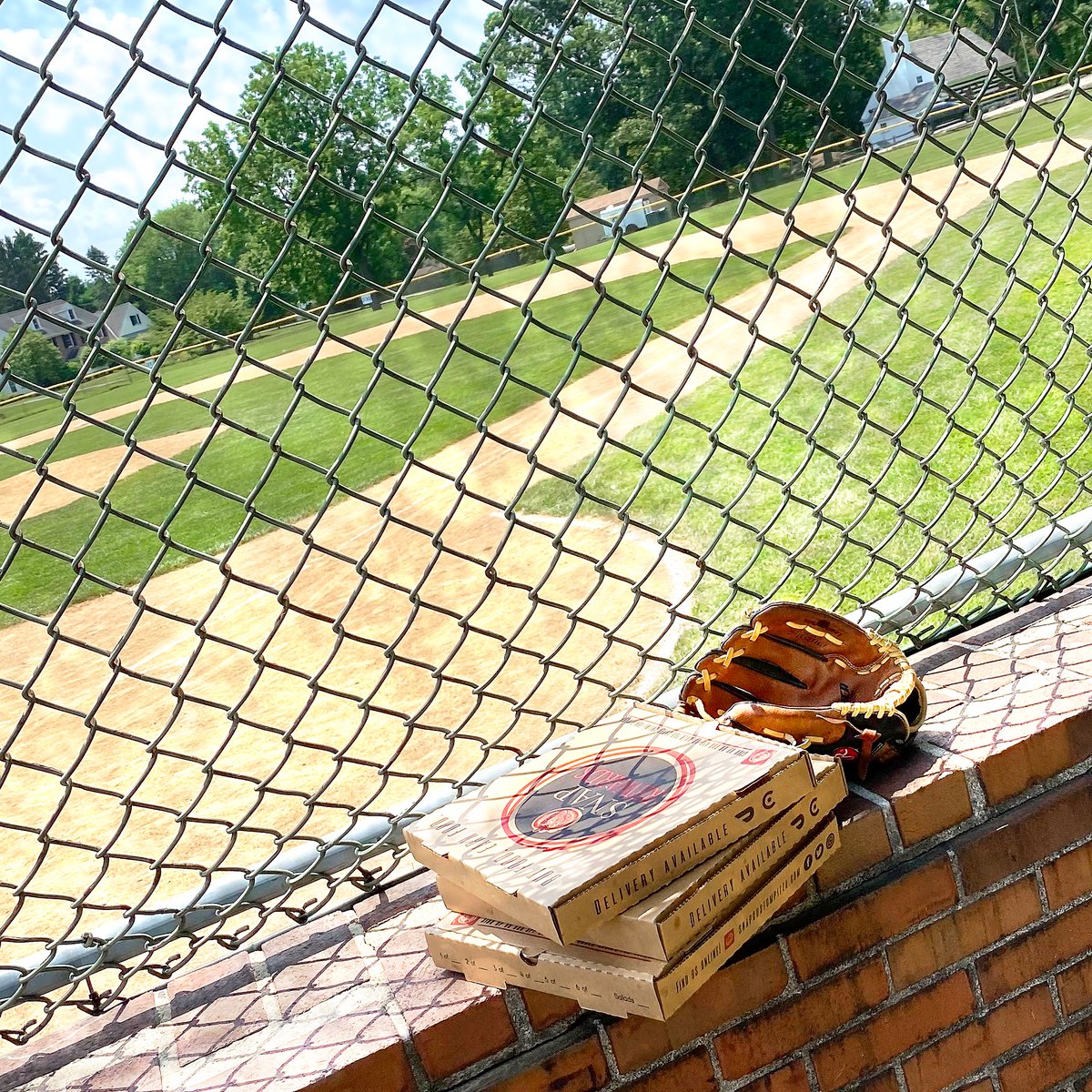 It's been a sign of spring for well over a century—baseball players heading down south to meet their teammates and toss around a few balls. Nothing says Happy Spring like some baseball and SNAP Pizza! 🍕⚾
.
.
#SNAP #localpizza #snapcustompizza #baseballseason