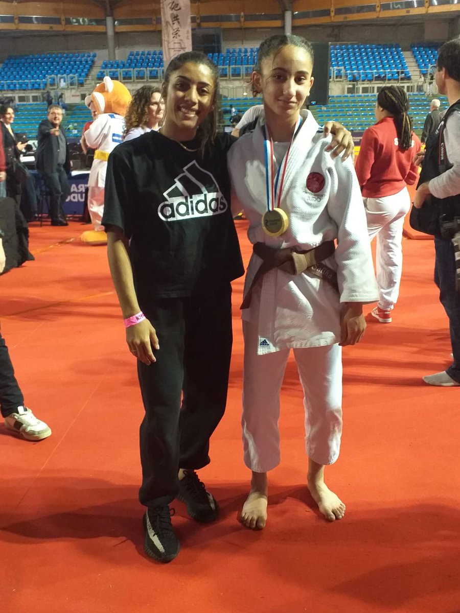 Tout simplement « magique » pour reprendre les mots d’A. VATEL, entraîneur de judo pour parler de la performance de Saliha BELHADI qui remporte une médaille de bronze aux championnats de France ! Bravo à elle ! Quelle fierté pour notre ville ! Avec Boukli SHIRINE, n1 française !