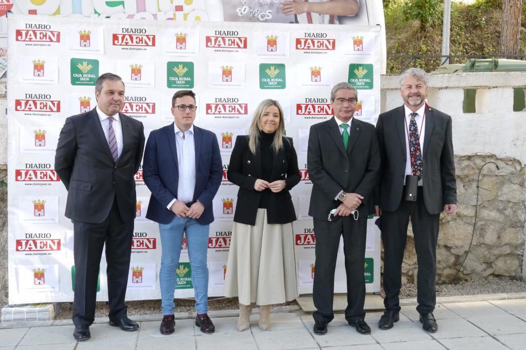 eggonzalez78's tweet photo. Esta mañana he tenido el privilegio y el honor de presentar en #JaenNuevoMilenio de @DiarioJAENes a un gran Alcalde como lo es  @robertomj_ que da ejemplo de su compromiso, trabajo y gestión a diario por hacer la vida mejor a los #torreños
Esta es nuestra fórmula y funciona
💪🏼💙 https://t.co/onmKWOpYRk