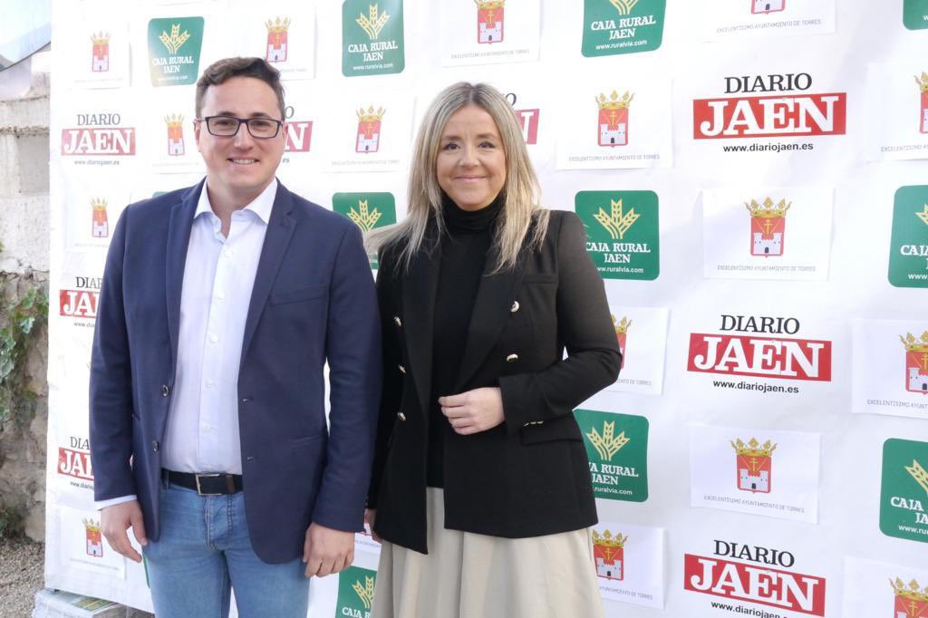 eggonzalez78's tweet photo. Esta mañana he tenido el privilegio y el honor de presentar en #JaenNuevoMilenio de @DiarioJAENes a un gran Alcalde como lo es  @robertomj_ que da ejemplo de su compromiso, trabajo y gestión a diario por hacer la vida mejor a los #torreños
Esta es nuestra fórmula y funciona
💪🏼💙 https://t.co/onmKWOpYRk