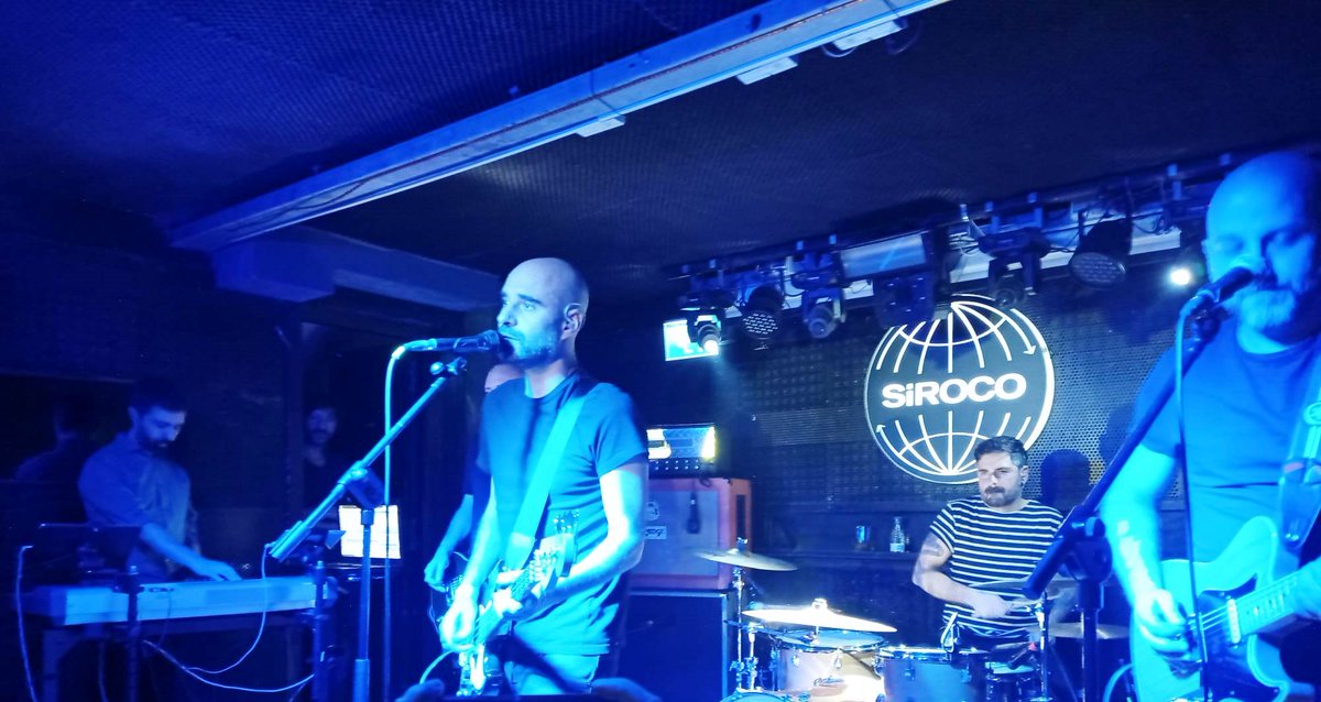 «Pasajero nos invitan a subir a un tren cuyo único plan de viaje es detener el tiempo para plasmarlo en placas con forma de radiografías. Esas fotos fijas (a modo de claroscuros), de las que están hechas nuestras vidas,
angelsilvelo.blogspot.com/2022/03/pasaje… <a href="/Pasajeroficial/">Pasajero</a> <a href="/Janetheplanett/">⚫️ Maite Moreno</a>