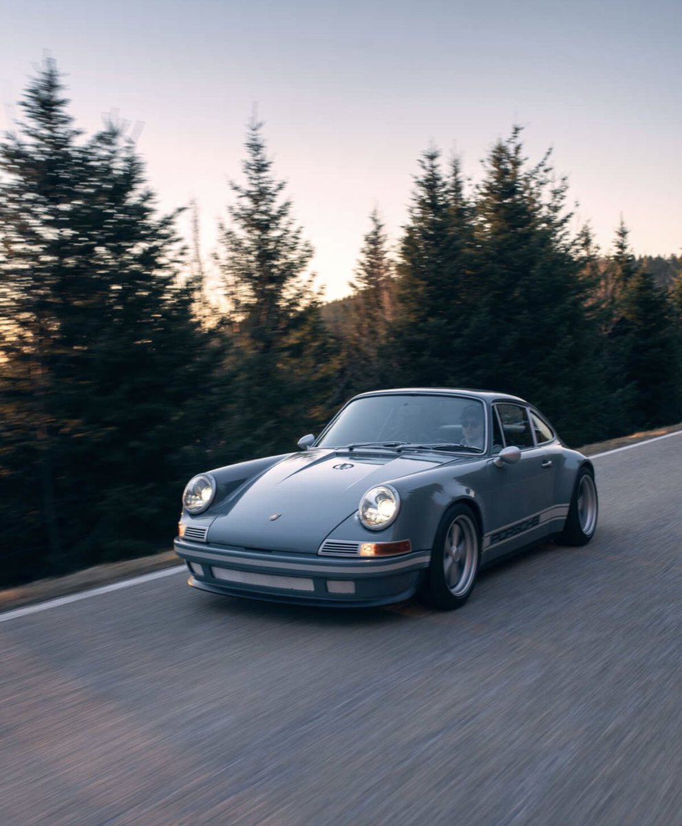 What a car!  This Porsche 911 Backdate, the Porsche GS 964. This 911 Backdate has a 3.6 liter air-cooled engine and a manual gearbox with 5 gears!  For more information, please visit here:  elferspot.com/en/car/porsche… 

#Porsche #911Backdate #GS964 #ausagroupbv #ausagroupbvporsche