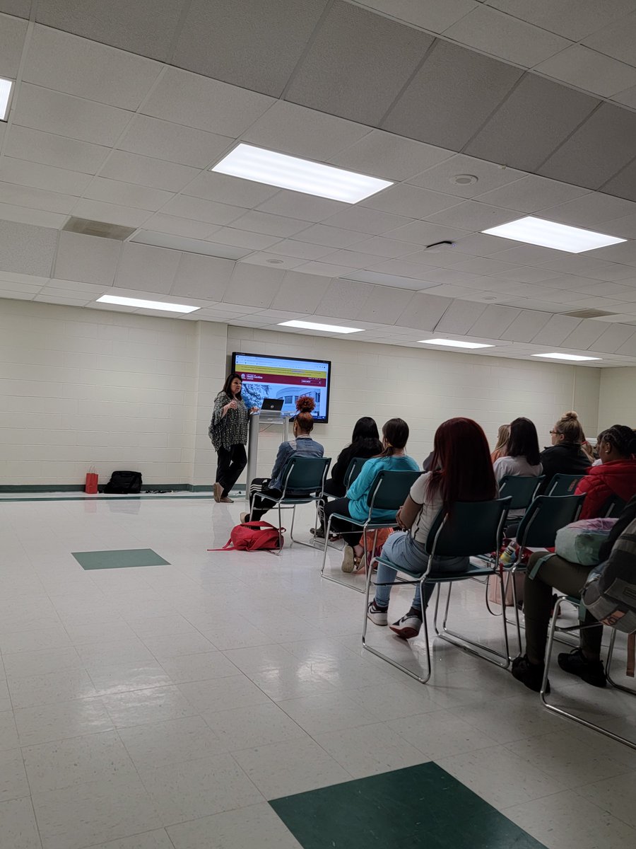 MRS_SHENRYHAND's tweet photo. Thank you Tina Simenson, Nursing Admin for USC-Aiken at Sumter School of Nursing for speaking with a group of Lakewood students who are interested in nursing.  Mrs. Simenson discussed differences between an Associate's Degree in Nursing and the Bachelor's Degree in Nursing (BSN). https://t.co/5JtiZABsiD