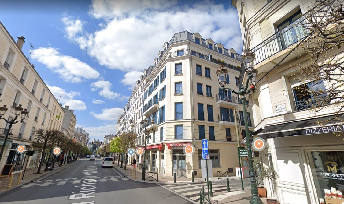 michael_diamant's tweet photo. Since the people want Paris and not La Defence, the politicians in adjacent commune Puteaux makes sure they get it. Some dilapidated low rises (some old and some modernist) replaced by new Neo-Hausmann architecture. The courtyard is big enough for a private green oasis. https://t.co/KAULfMvLkB
