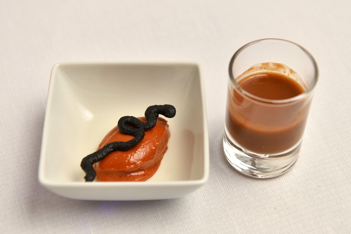 Los chefs <a href="/indaki/">Iñaki Murua</a> y <a href="/caro_sanchezr/">Carolina Sánchez</a>, de <a href="/Rest_ikaro/">Restaurante Ikaro</a>, con una estrella, nos presentan sus aperitivos: “Matrimonio riojano”, “Buñuelo de Caparrón” y “Helado de Pimiento Najerano y sus sarmientos”. Toda la esencia de #LaRioja materializada en estos bocados de #productoriojano.