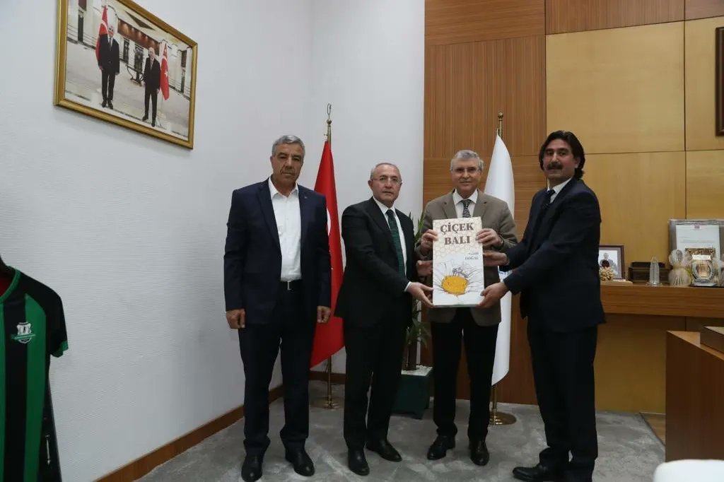 İl Başkanımız  Sn <a href="/haliloz04/">HALİL ÖZYOLCU</a>, Belediye Başkanımız Sayın <a href="/ismettas04/">İsmet Taşdemir</a> ve İlçe Başkanımız Sn <a href="/alican_capar/">Alican Çapar</a>;  Kardeş Belediyemiz <a href="/Sakaryabld/">Sakarya Büyükşehir Belediyesi</a> Belediye Başkanı Sayın  <a href="/ekremyuce/">Ekrem Yüce</a> 'yi ziyaret ederek ilçemize yapılacak hizmetler hakkında istişarede bulundular.