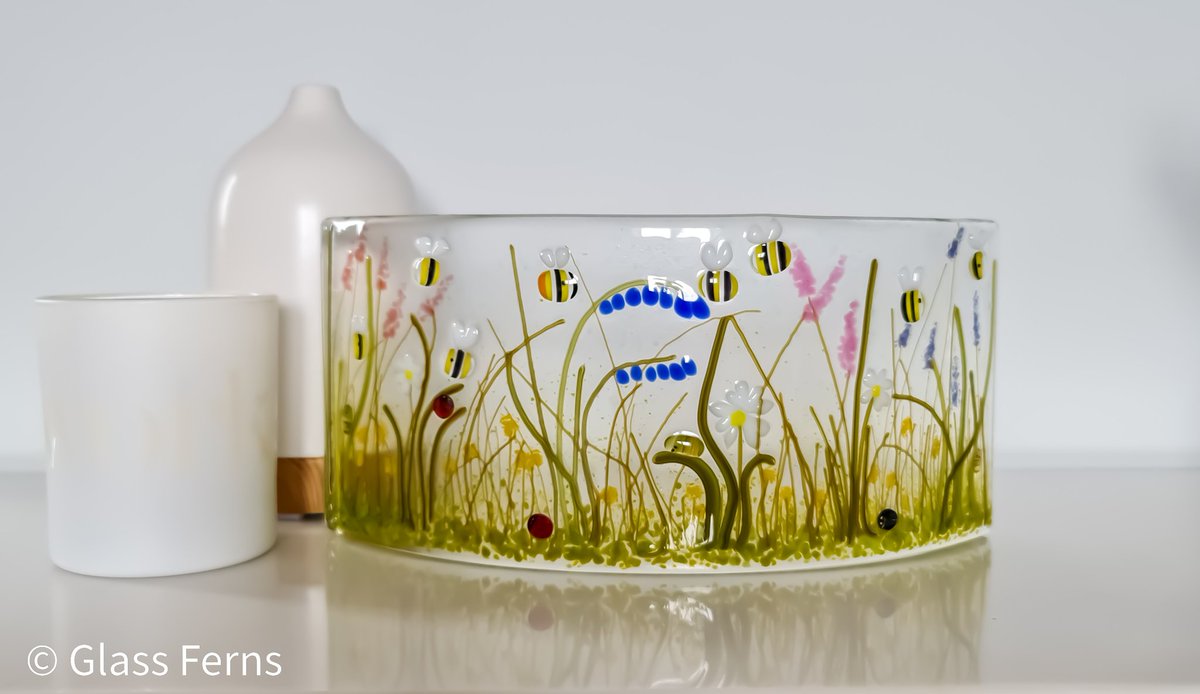 Bee Meadow, freestanding curve.
🐝🌸🐞🐛🪲
crafters.market/shop/glass-fer…
#bee #caterpillar #ladybird #beetle #flowers #homedecor #giftideas #fusedglass #Ethicalhour #SaveTheBees #CreativeBizHour <a href="/_CMUK/">Crafter's Market UK</a> #etsyuk #shopsmalluk