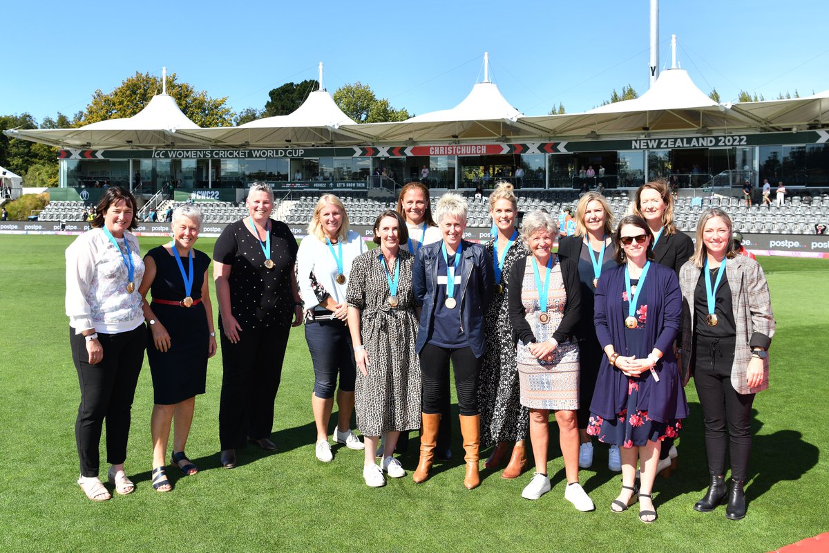 The team of <a href="/cricketworldcup/">ICC Cricket World Cup</a> 2000 🇳🇿 

During the innings break on Saturday at Hagley Oval, the victorious #CWC 2000 WHITE FERNS team were recognised and retrospectively awarded their winners medals 🎖

#CricketNation #CWC22