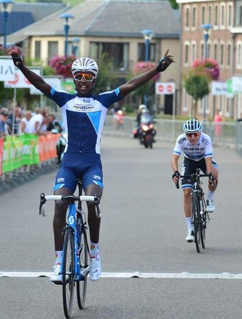 GerdVanSnick's tweet photo. Die keer bij de junioren in 2018 dat @GrmayeBiniam niemand minder dan @EvenepoelRemco klopte in Thimister-Aubel-Stavelot... #vivelevelo https://t.co/wPS588Ivye